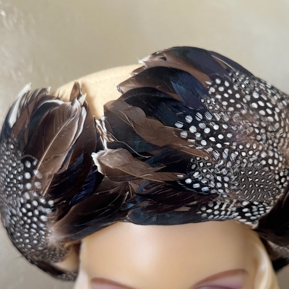 OUTSTANDING 1970's DESIGNER IVORY FELT HAT + MULTICOLORED FEATHERS ON  BRIM - Picture 3 of 13